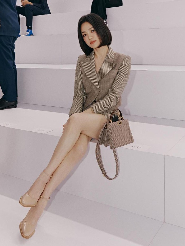 Dalam momentum kali ini, aktris berusia 40 tahun tersebut tampil layaknya sosok 'Cewek Bumi', Beauties. Ia mengenakan blazer set berwarna khaki, senada dengan sling bag serta sepasang heels yang ia kenakan./ Foto: instagram.com/kyo1122