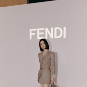 Gaya Kasual Song Hye Kyo Liburan di Paris, Glowing Setiap Saat