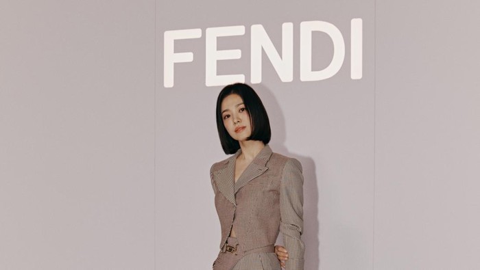 Gaya Kasual Song Hye Kyo Liburan di Paris, Glowing Setiap Saat