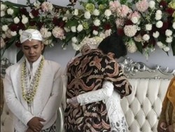 Viral Pengantin Wanita Nangis di Pelukan Pria Lain, Bukan Mantan Tapi ...