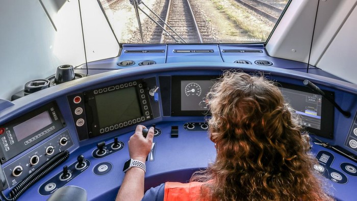 Lowongan Kerja PT KAI Banyak Diminati, Intip Daftar Gaji Masinis yang Fantastis!