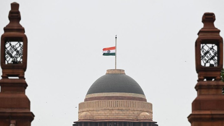 The Indian national flag flies half-mast at presidential palace Rashtrapati Bhavan in New Delhi on July 9, 2022, following the death of former Japanese Prime Minister Shinzo Abe. - World leaders have recoiled in horror after Japan's former prime minister Shinzo Abe was shot dead during a campaign speech on July 8 -- an especially shocking assassination given the country's strict gun laws and low rates of violent crime. (Photo by Sajjad HUSSAIN / AFP) (Photo by SAJJAD HUSSAIN/AFP via Getty Images)