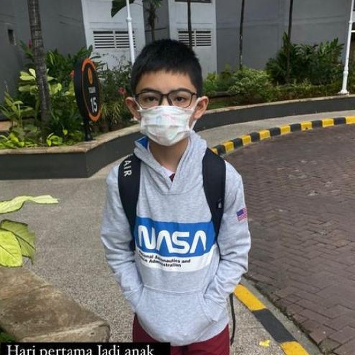 <p>Anak Zee Zee Shahab, Fauzi Khaleev juga kembali masuk sekolah. Ia kini duduk di bangku kelas 3 SD. Di momen antar anak sekolah, Zee Zee sama seperti orang tua lainnya, ikut terharu menyaksikan anak sudah tumbuh besar. (Foto: Instagram Stories @zeezeeshahab)</p>