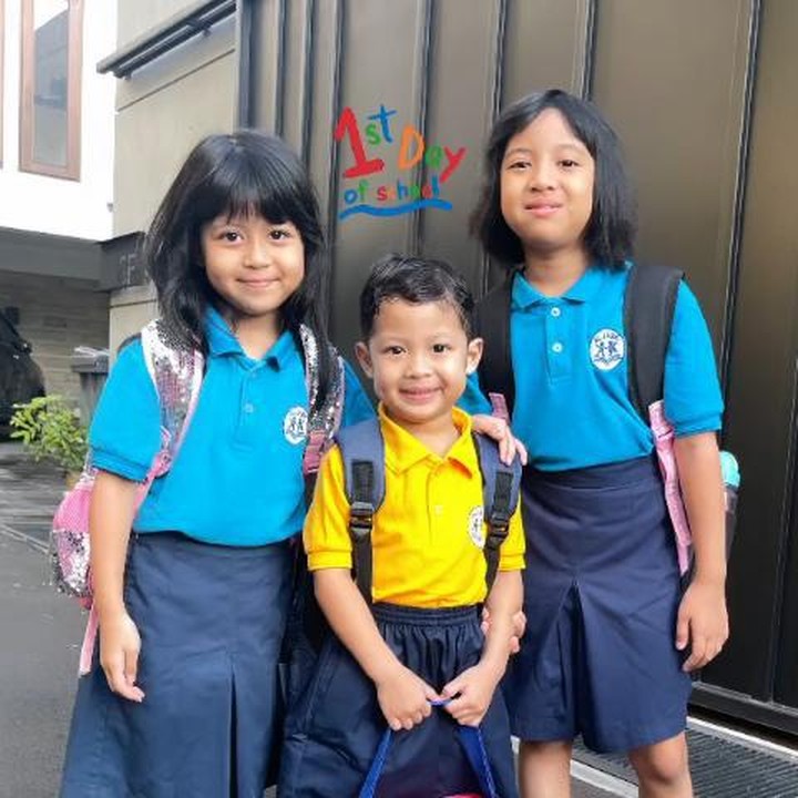 <p>Natasha Rizky dan Desta juga mengabadikan momen ketiga anaknya, Megumi, Miskha, dan Miguel berangkat ke sekolah pertama kali setelah liburan panjang. (Foto: Instagram Stories @desta80s)</p>