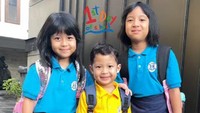 <p>Natasha Rizky dan Desta juga mengabadikan momen ketiga anaknya, Megumi, Miskha, dan Miguel berangkat ke sekolah pertama kali setelah liburan panjang. (Foto: Instagram Stories @desta80s)</p>