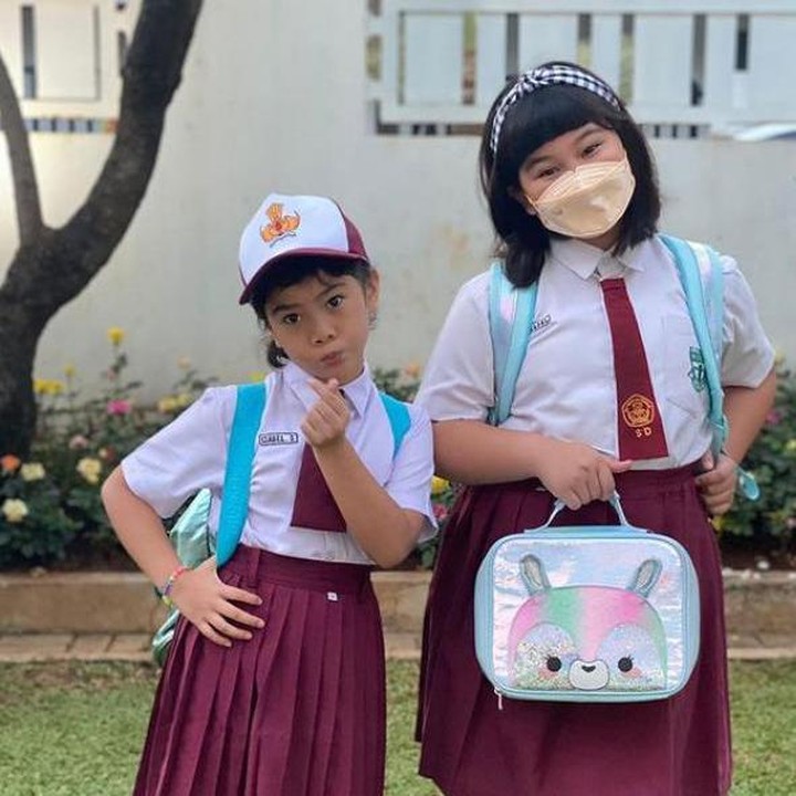 <p>Kedua anak Astrid Tiar, Anabel dan Isabel bersemangat masuk sekolah, nih. Astrid sebagai Bunda tak kalah semangat. Di hari pertama anaknya sekolah, ia sempat siapkan bekal pagi-pagi sebelum kerja, lho. (Foto: Instagram @astridtiar17)</p>