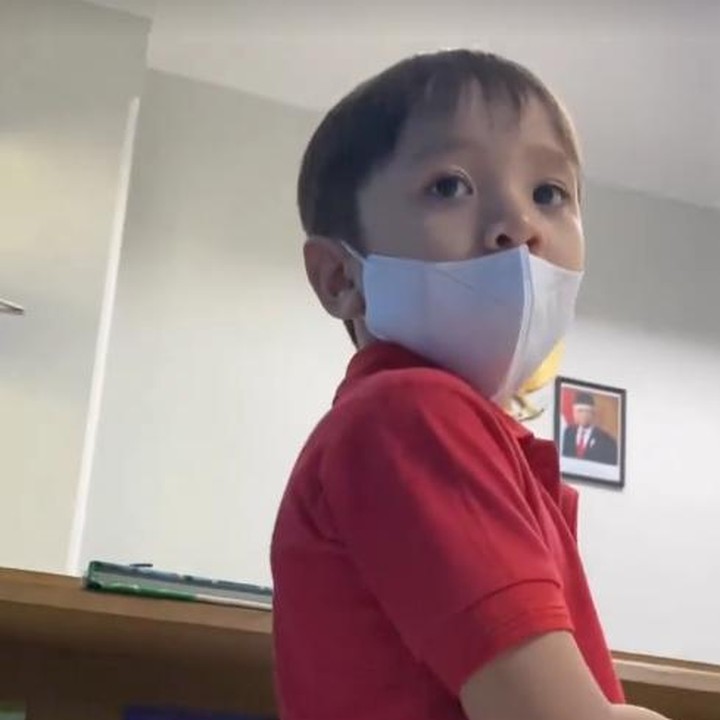 <p>Zaskia Adya Mecca mengantarkan anak keempatnya, Bhre Kata untuk pergi ke sekolah pertama kalinya. Zaskia mengungkapkan Bhre awalnya sempat tak mau sekolah dan mau lihat-lihat saja tapi tak mau belajar.<em> Hi-hi,</em> maklum setelah sekian lama di rumah saja ya, Bunda? (Foto: Instagram Stories @zaskyaadyamecca)</p>
