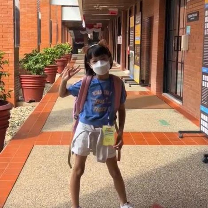 <p>Poppy Bunga juga ikut membagikan foto putrinya yang masuk sekolah pertama kali. Terlihat reaksi sang putri begitu bersemangat mengikuti masa perkenalan sekolah. (Foto: Instagram Stories @poppybungariphat)</p>