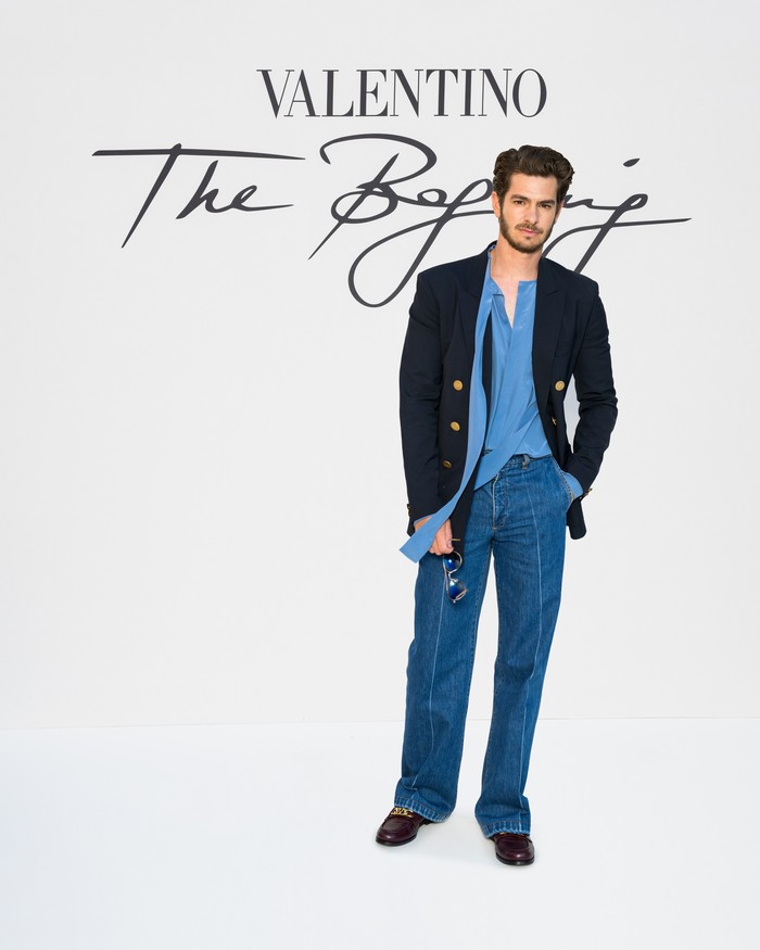 Aktor Andrew Garfield terlihat kasual dan santai dalam padanan blazer bersama blus dan jeans. Foto: ALFONSO CATALANO