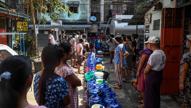 Masyarakat Myanmar kesulitan mendapatkan minyak goreng dan beras karena langka dan harganya mahal akibat perang Rusia-Ukraina. Berikut gambarannya.