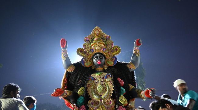 Seorang sineas mendapatkan ancaman dari netizen India karena menggambarkan Dewi mereka merokok dan bawa bendera LGBT.