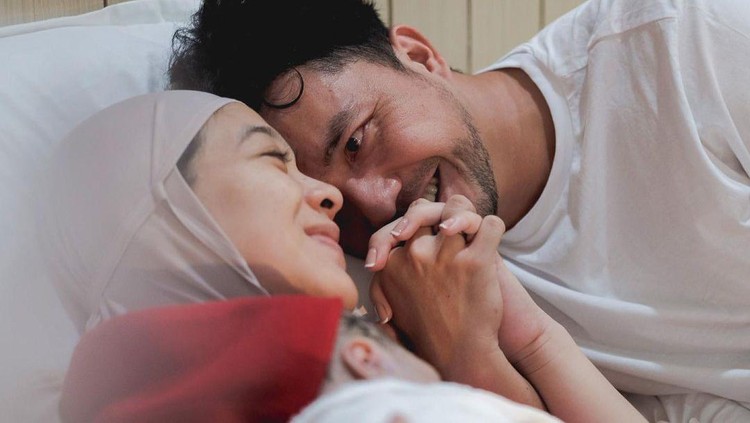 Dian Ayu melahirkan