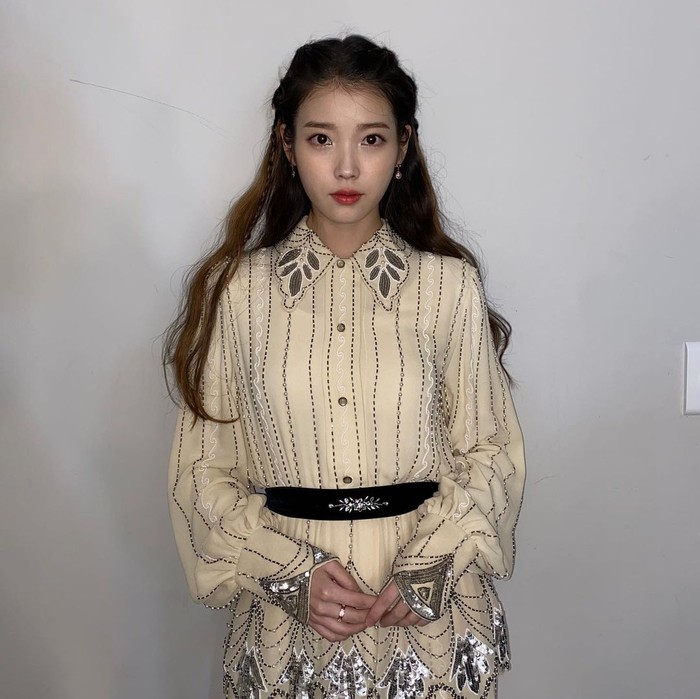 Bikin penampilan jadi classy, OOTD IU ini patut dicoba! Long dress warna krem dengan motif striped berhiaskan payet silver, cocok banget dipakai buat acara formal, lho. (Foto: Instagram/dlwlrma).