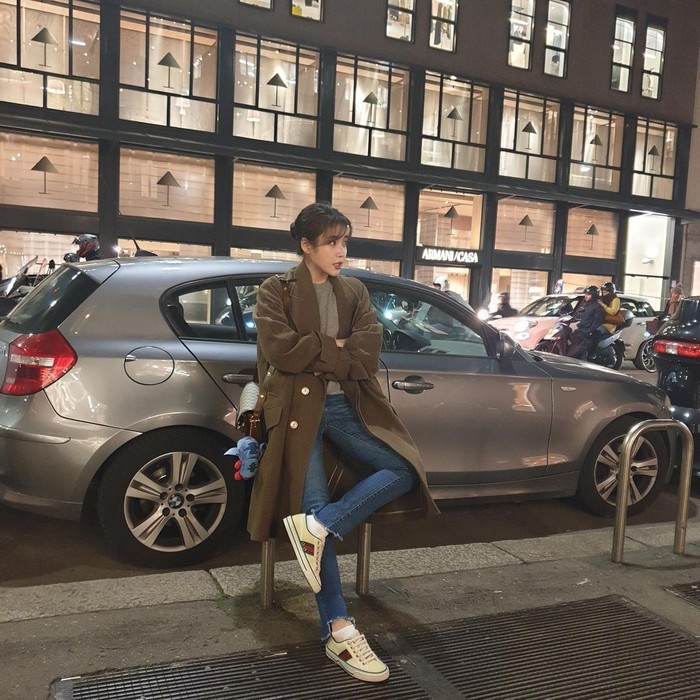 Hangout bareng sahabat, paling cocok pakai outfit ala IU dengan nuansa earth tone ini, Beauties! Coba kombinasikan long coat warna army dengan kaos polos abu-abu, padukan bersama celana jeans dan sneakers. (Foto: Instagram/dlwlrma).