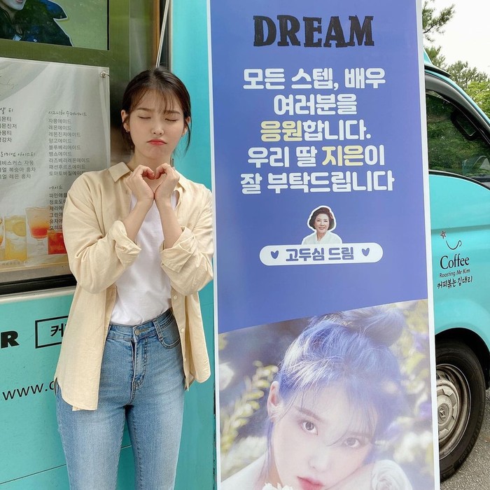 Masih seputar outfit tema earth tone, OOTD IU kali ini cocok buat kamu yang suka tampil kasual. Kombinasikan kemeja lengan panjang krem dan baju polos putih dengan celana jeans. Bikin kamu terlihat trendi! (Foto: Instagram/dlwlrma).