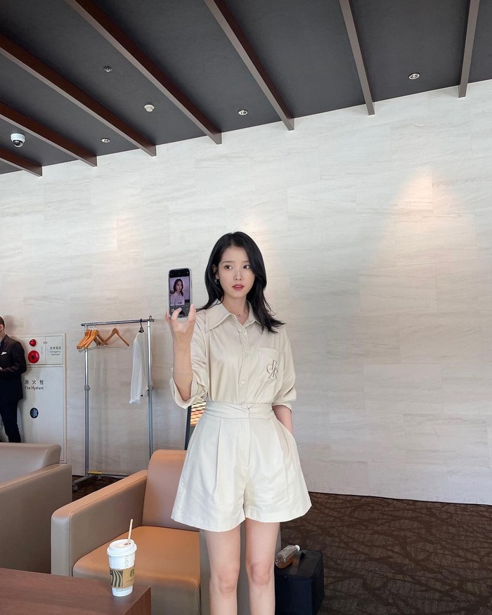 Outfit 'cewek bumi' dari IU lain yang bisa ditiru ada setelan yang tengah jadi tren, Beauties. Kemeja dan short pants warna beige cocok dipakai buat acara santai. Tertarik mencoba? (Foto: Instagram/dlwlrma).