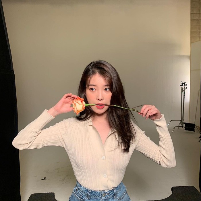 'Cewek bumi' identik sama outfit earth tone atau warna bumi. Seperti ide OOTD ala IU yang satu ini. Perpaduan open collar knit warna krem dan celana jeans bikin penampilan terlihat simpel tapi chic! (Foto: Instagram/dlwlrma).