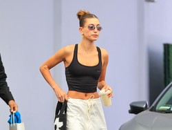 Penampilan Seksi Hailey Bieber Jadi Model Victorias Secret