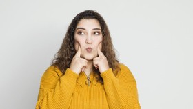 5 Cara Meniruskan Pipi yang 'Chubby'