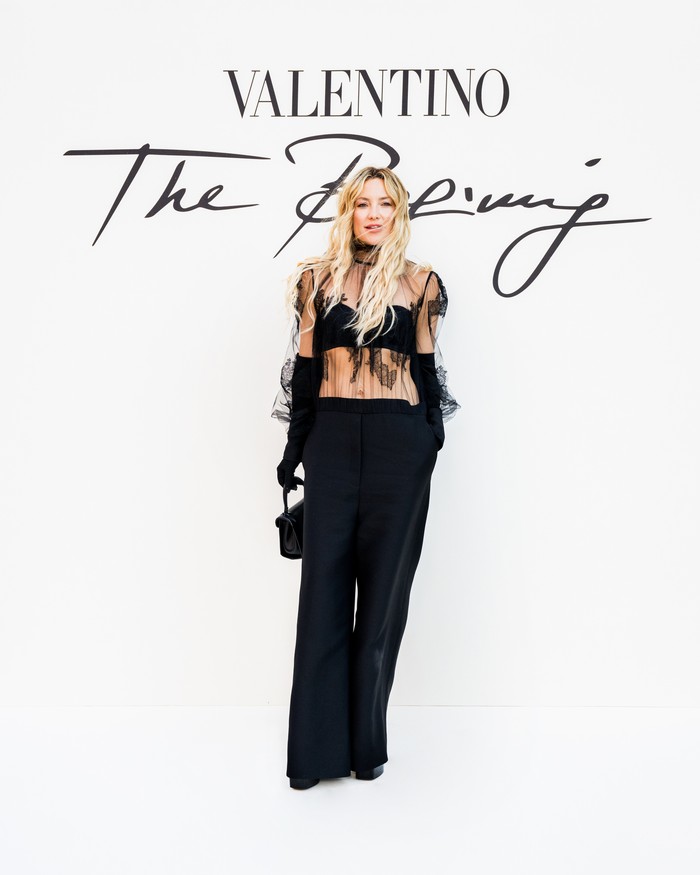 Kate Hudson bergaya seksi memakai blus lace dan bralette bersama celana panjang dan sarung tangan hitam. Foto: ALFONSO CATALANO