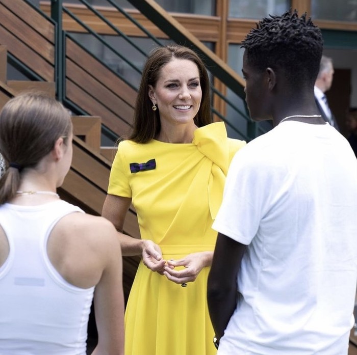 Kate Middleton dan Pangeran William ikut menyaksikan pertandingan final Tunggal Putri untuk menyerahkan trofi pada para pemenang. Kate memakai gaun marigold dari Roksanda yang bernuansa elegan. Foto: instagram.com/theroyalfamily