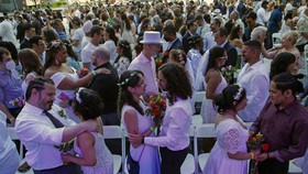 FOTO: Semringah Ratusan Pasangan Nikah Massal di New York