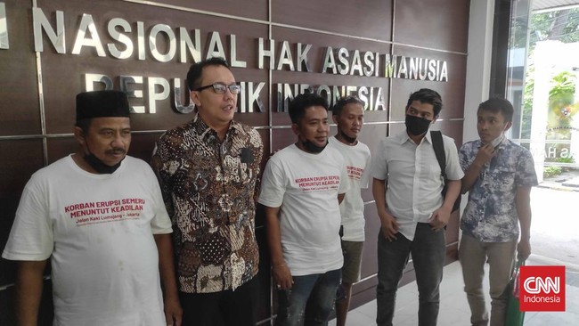 Tiga warga lereng Gunung Semeru, Lumajang, Jawa Timur,  berniat menemui Presiden Jokowi untuk mengadu soal pembangunan tanggul di daerah aliran Sungai Regoyo.