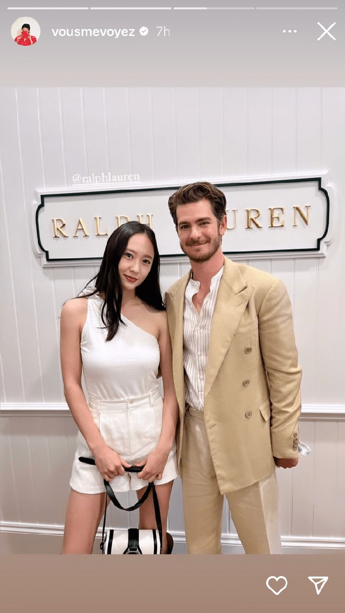 Krystal Jung dan Andrew Garfield bertemu di Ralph Lauren Suite, Centre Court Wimbledon. Krystal mengenakan one shoulder top dan shorts, sedangkan Andrew jaket double breasted dan kemeja bergaris. Foto: instagram.com/vousmevoyez