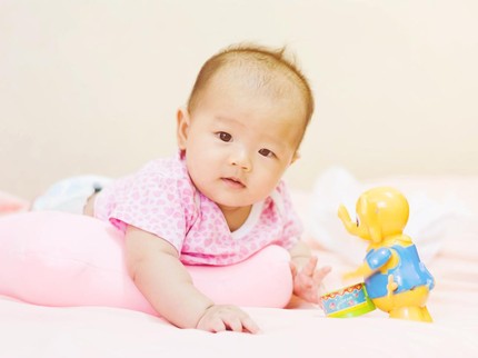 5 Manfaat Tummy Time bagi Kesehatan Bayi, Kapan Si Kecil Bisa Mulai Melakukannya?