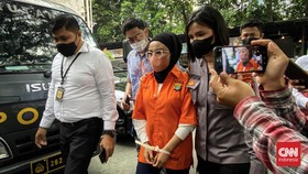 Berbaju Tahanan, Medina Zein Diperiksa di Polda Metro