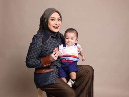 7 Potret Manis Nathalie Holscher Bareng Baby Adzam Anak Sule yang Bikin Gemas