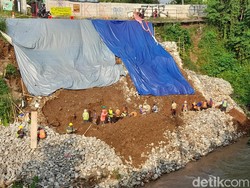 Sempat Ambrol, Progres Proyek Tembok Antilongsor Cilebut Baru 10%