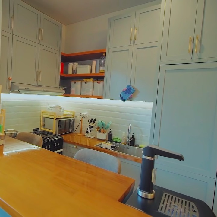 <p>Clairine bertugas memilih desain ruangan serta palet warna, Bunda. Salah satu yang ia suka adalah palet warna pada dapur. (Foto: YouTube Raditya Dika)</p>
