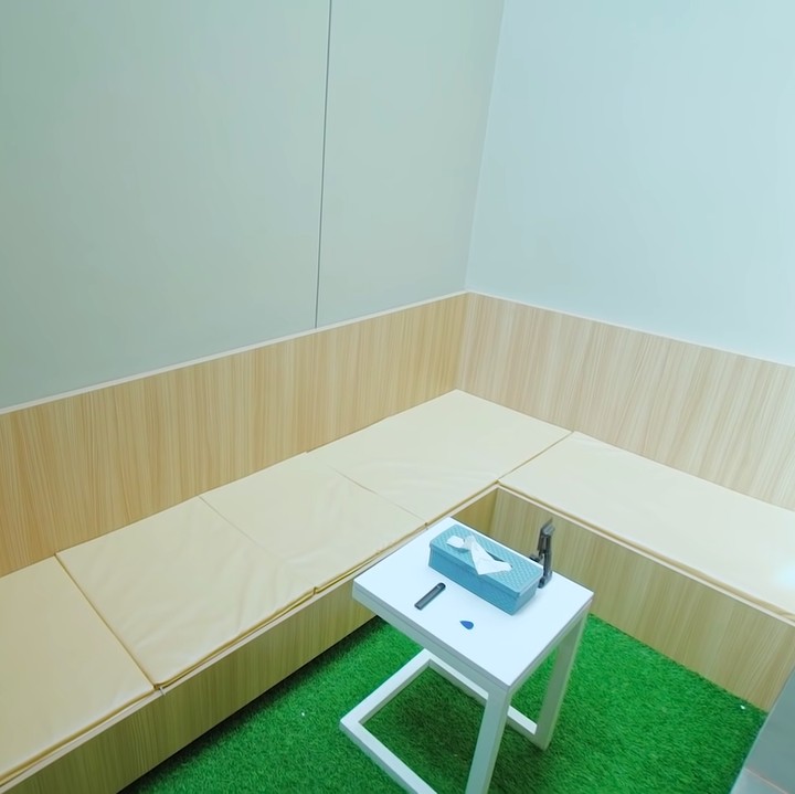 <p>Pada bagian belakang rumah, Joshua dan Clairine membuat area santai nih, Bunda. Area ini diisi dengan tempat duduk kayu minimalis dan rumput sintetis. (Foto: YouTube Raditya Dika)</p>