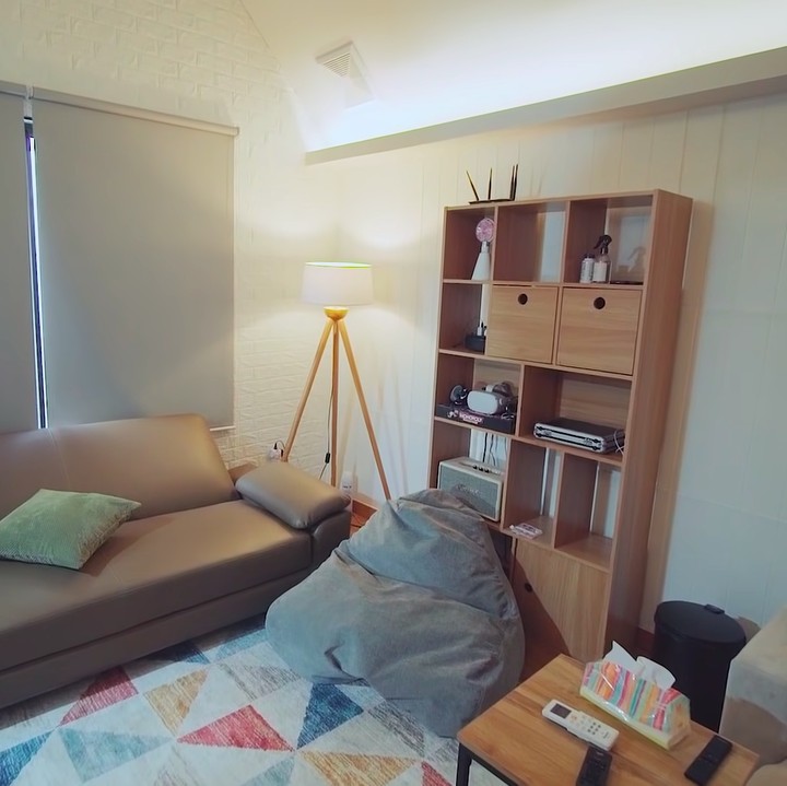 <p>Dari semua ruangan yang ada di rumah, ruang loteng adalah yang menjadi favorit Joshua dan Clairine. Ruangan ini diisi dengan berbagai macam sofa, lengkap dengan TV besar. (Foto: YouTube Raditya Dika)</p>