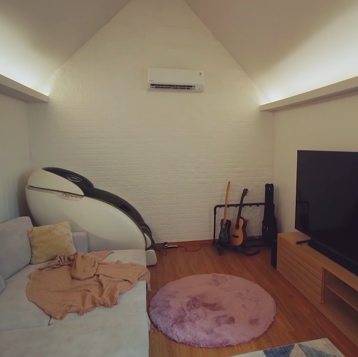 <p>Tak hanya itu, Joshua dan Clairine juga menambahkan sebuah kursi pijat di ruangan ini. Cocok banget untuk bersantai, ya. (Foto: YouTube Raditya Dika)</p>