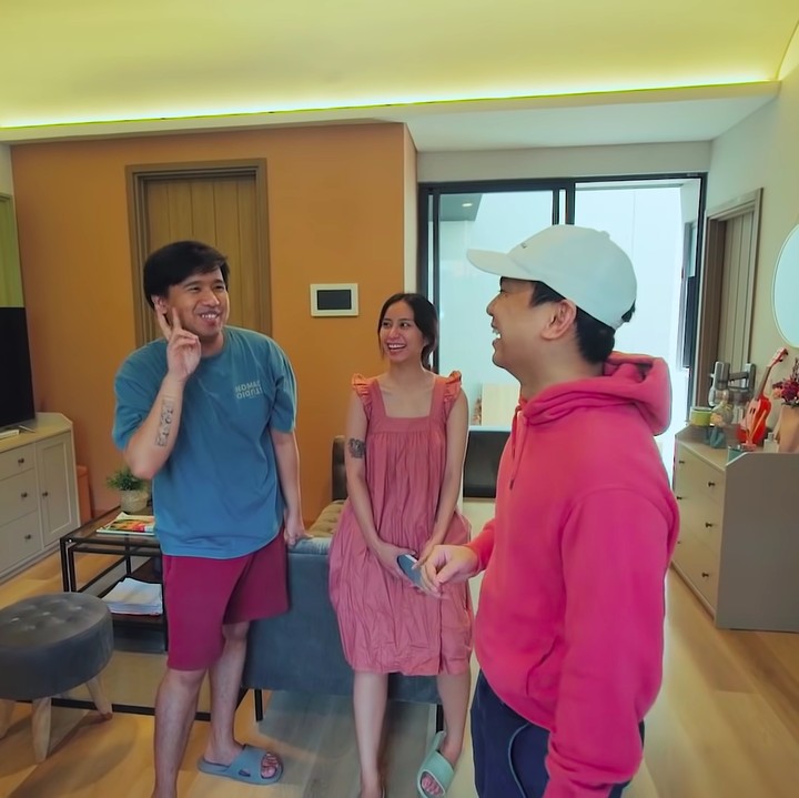 <p>Setelah menikah dengan Clairine Clay, Joshua Suherman memutuskan untuk pindah ke rumah baru, Bunda. Ternyata, keduanya sudah membeli rumah ini sejak sebelum acara lamaran, lho. (Foto: YouTube Raditya Dika)</p>
