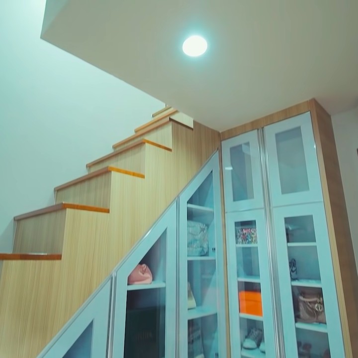 <p>Pasangan yang menikah pada Desember 2021 ini juga memiliki sebuah ruangan khusus untuk menyimpan koleksi tas dan sepatu mereka. Keren banget ya, Bunda! (Foto: YouTube Raditya Dika)</p>