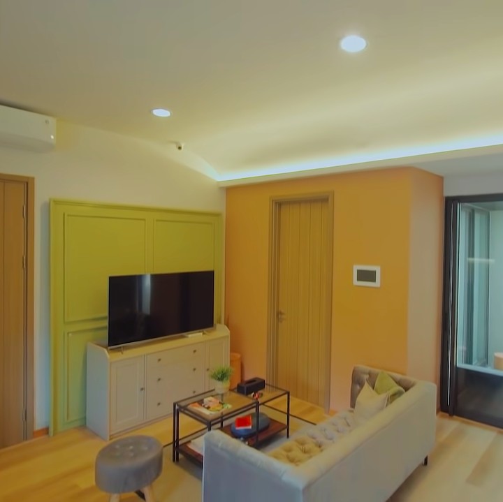 <p>Di area ruang tamu, Joshua dan Clairine menempatkan sebuah TV besar di dalamnya. Area ini dipadukan dengan warna hijau dan cokelat. (Foto: YouTube Raditya Dika)</p>