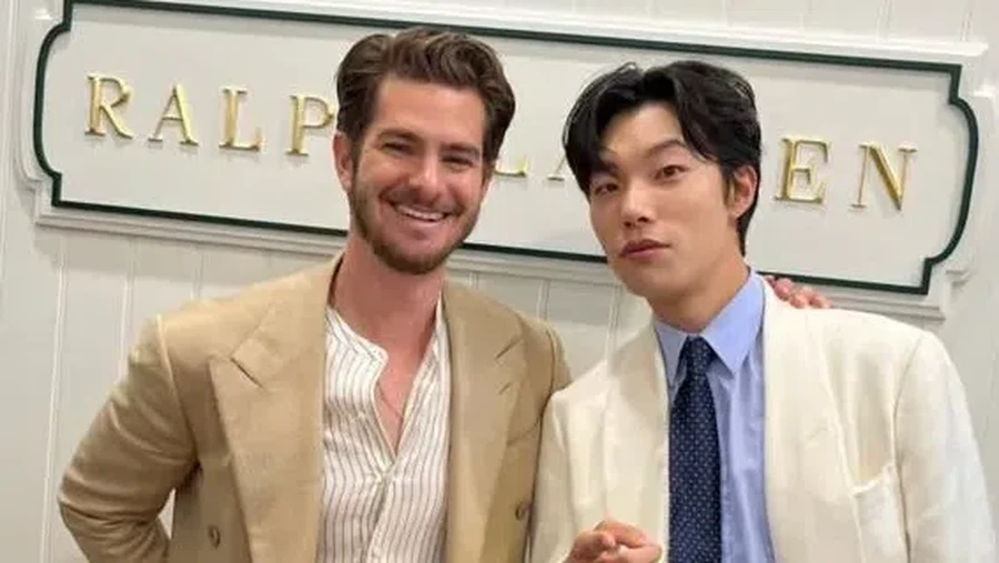 Heboh Andrew Garfield Saat Bisik-bisik dengan Ryu Jun Yeol