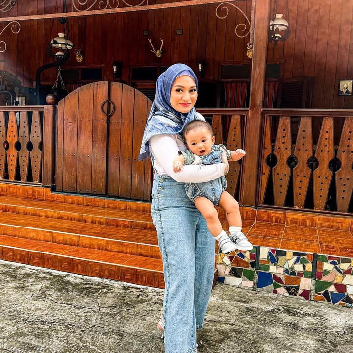 <p>Sejak dikarunia putra laki-laki dari pernikahannya dengan Sule, Nathalie Holscher terlihat sering mengunggah foto bersama sang anak. (Foto: Instagram @nathalieholscher)</p>