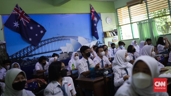 Dinas Pendidikan Jatim akan mengirimkan surat edaran ke SMA/SMK soal seragam sekolah. Siswa tak wajib beli di sekolah.