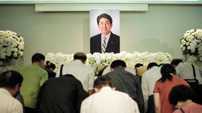 Beberapa warga Jepang mengungkapkan rasa sakit hati mereka atas meninggalnya mantan Perdana Menteri Shinzo Abe.