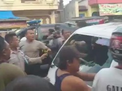 Sopir dan Penumpang Pikap Dihajar Massa di Tasik gegara Hoaks