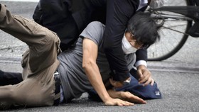 Kenapa Pembunuh Shinzo Abe Leluasa Menembak dari Jarak 7 Meter?