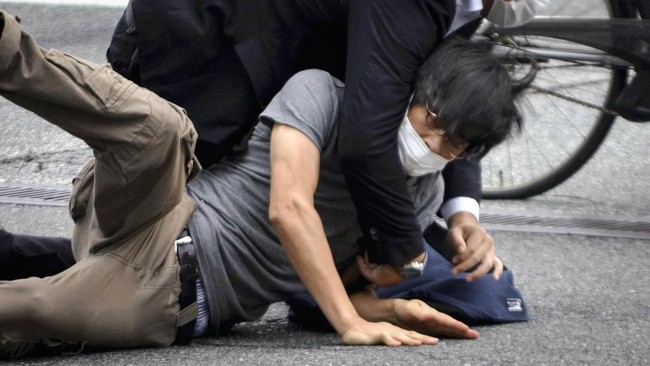 Pembunuh eks Perdana Menteri Jepang, Shinzo Abe, Tetsuya Yamagami, melepas tembakan hanya berjarak tujuh meter dari Abe.