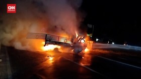 VIDEO: Mobil Suporter Timnas Terbakar Di Subang, 4 Orang Tewas