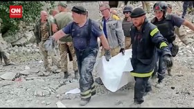 VIDEO: 15 Jasad Warga Sipil Ditemukan Di Reruntuhan Akibat Roket Rusia