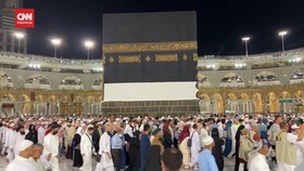 VIDEO: Momen Khusyuk Jemaah Muslim Tawaf Akhiri Ibadah Haji