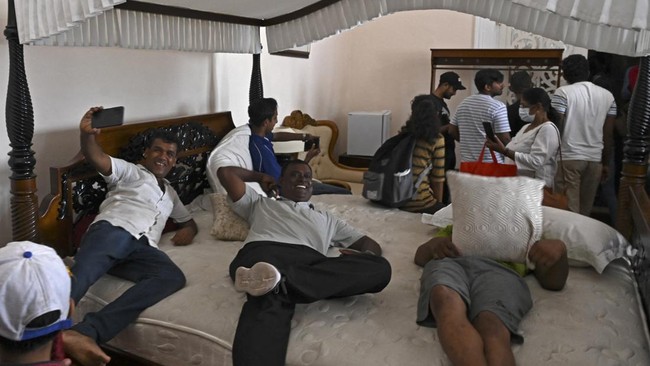 Ribuan demonstran menduduki rumah PM Sri Lanka Ranil Wickremesinghe dan Presiden Gotabaya Rajapaksa dan bersenang-senang dengan fasilitas mewah proterti.